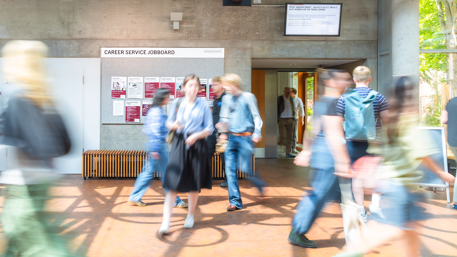 Studierende vor dem Jobboard der Leuphana – hier hängen aktuelle Stellenangebote
