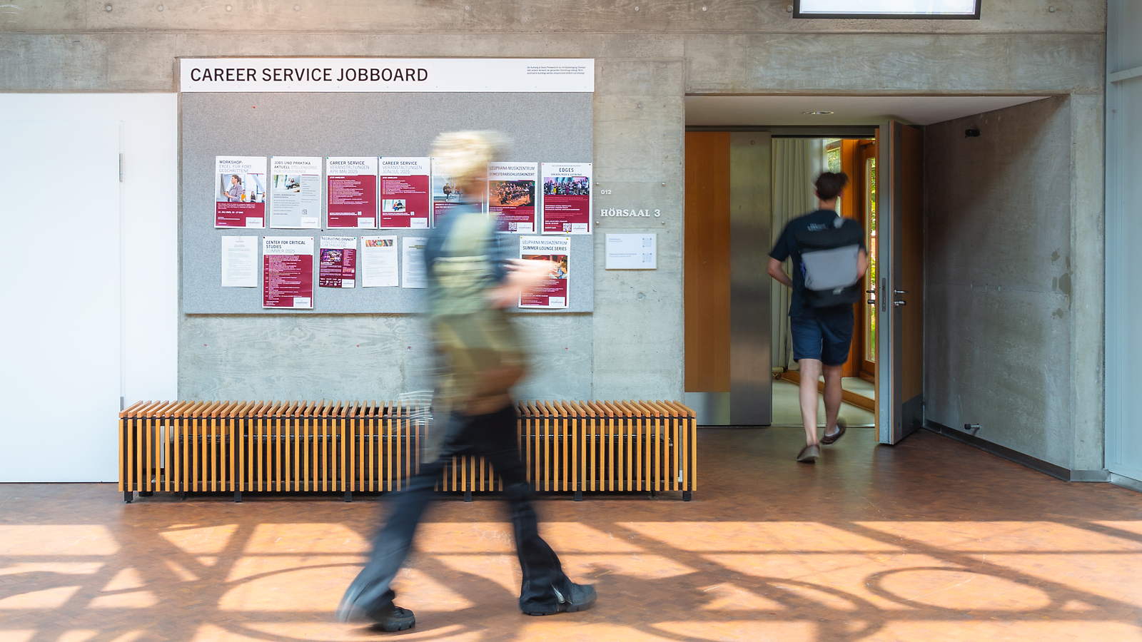 Jobboard der Leuphana vor Hörsaal 3